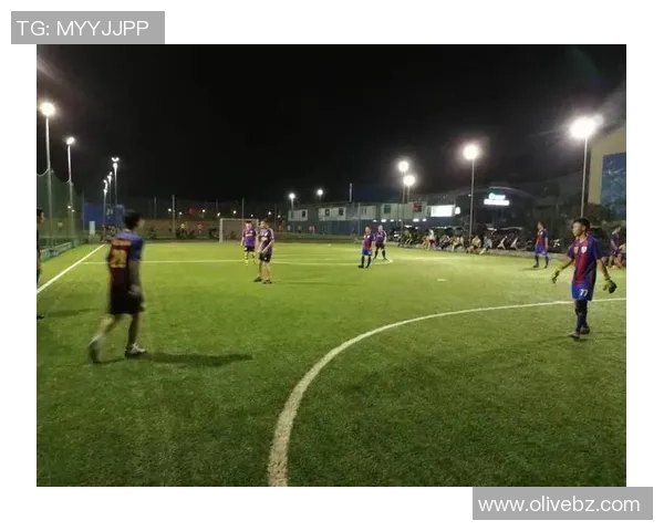 足球明星挑战自我在乡村野球场上展现不一样的激情与风采